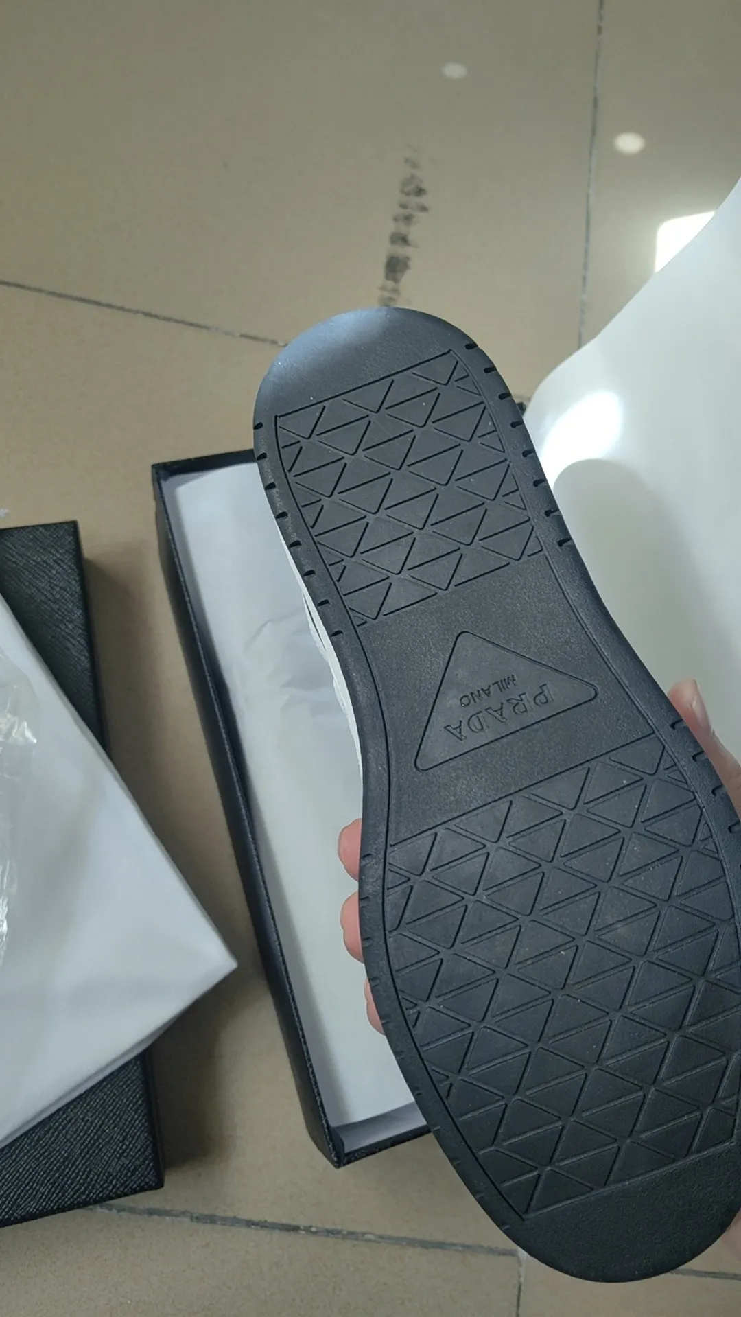 P380 black patent leather 38-45 Prada Prada’s new men’s genuine leather sports shoes, the highest version on the market, any comparison is welcome🆚! The original leather has excellent texture and is super high-end! Fetal sheep net lining imported from Italy, removable pad! Luxurious materials and fine workmanship, highly recommended!